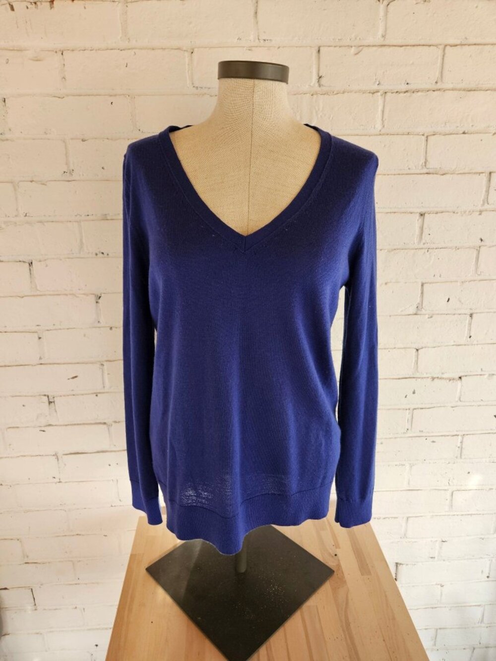 ✨ Banana Republic 100% Merino Wool V-Neck Sweater ✨